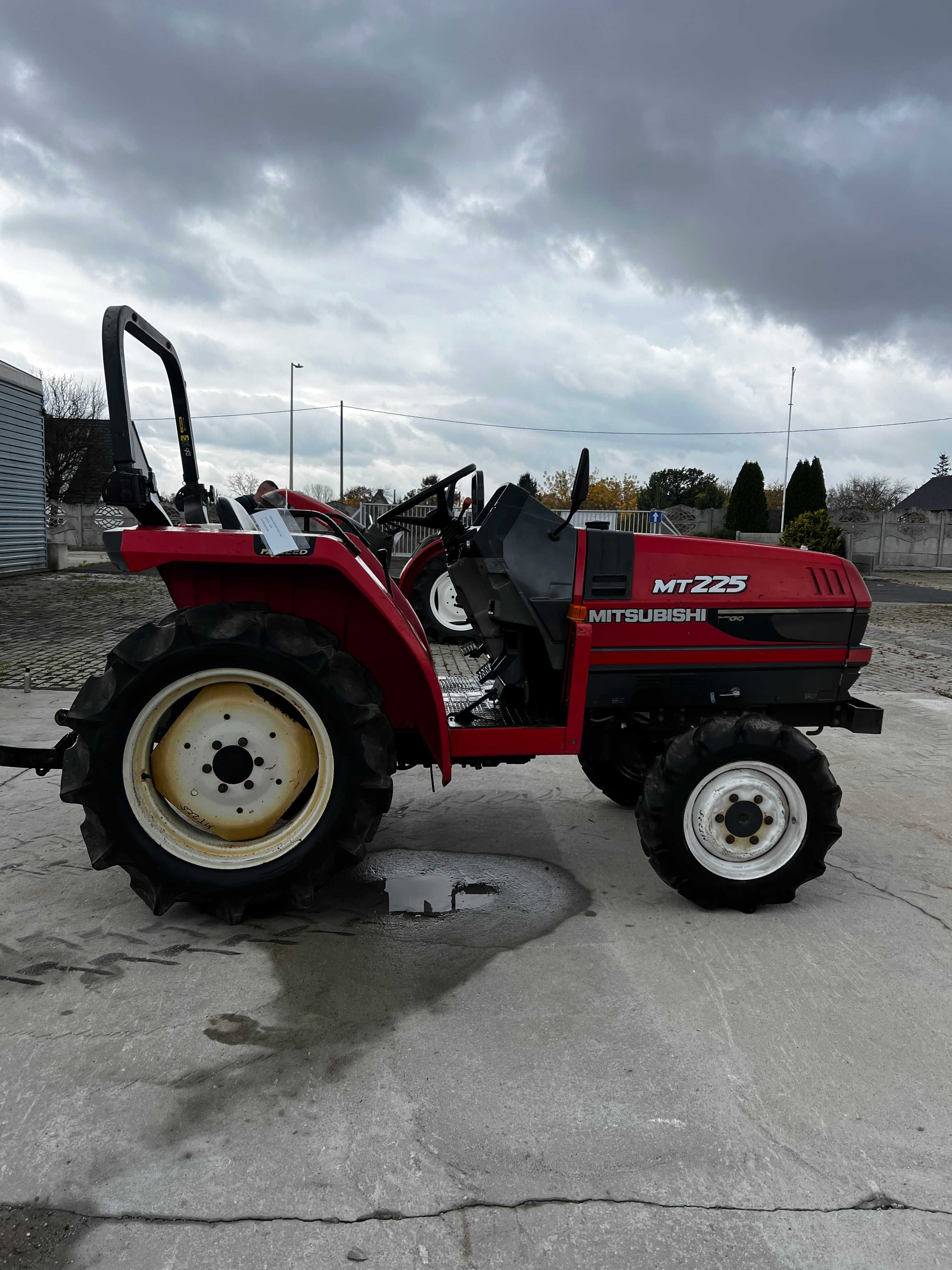 Traktorek MITSUBISHI MT225  4x4 z glebogryzarką