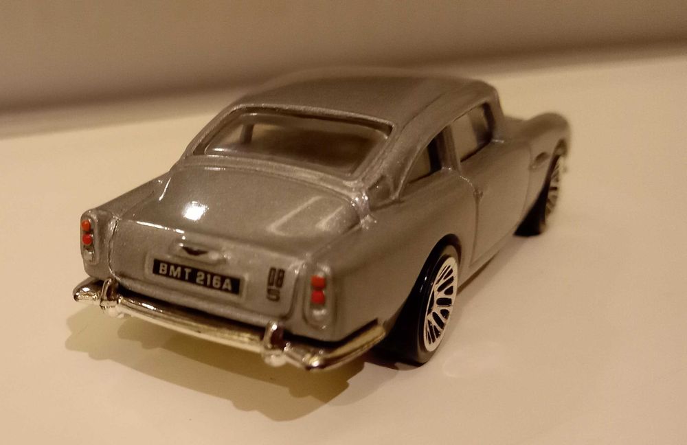Hot Wheels e outros - 15 carros, incluindo 007 e vários Lamborghini