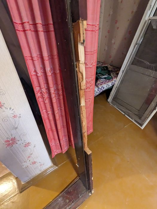 Входная дверь с коробом дерево