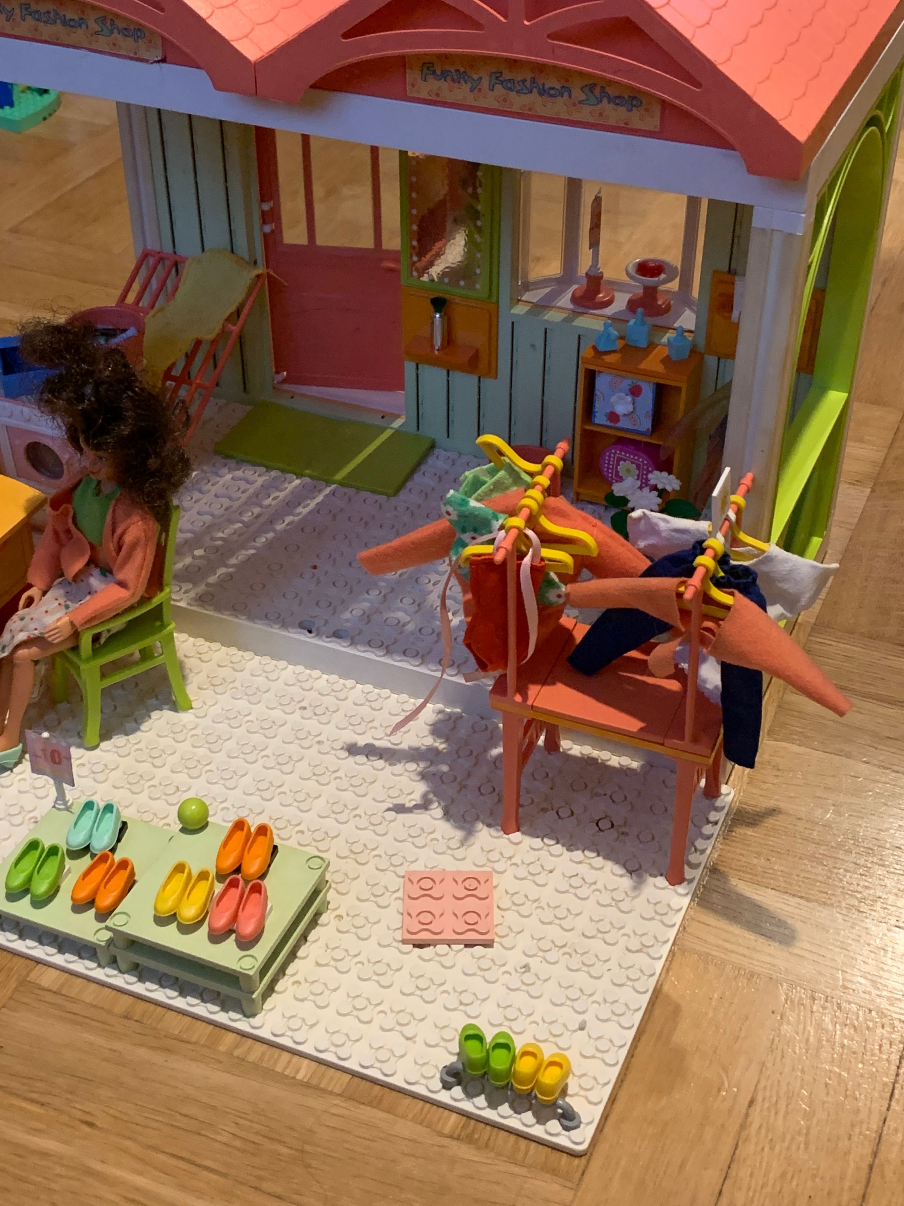 Lego Scala, domek sklep odzieżowy z 2 lalkami