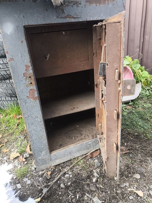 Продам сейф з хорошого металу