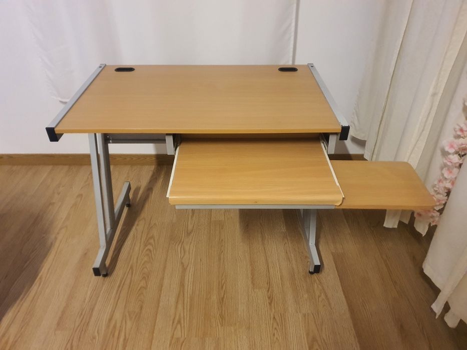 Secretária para computador.