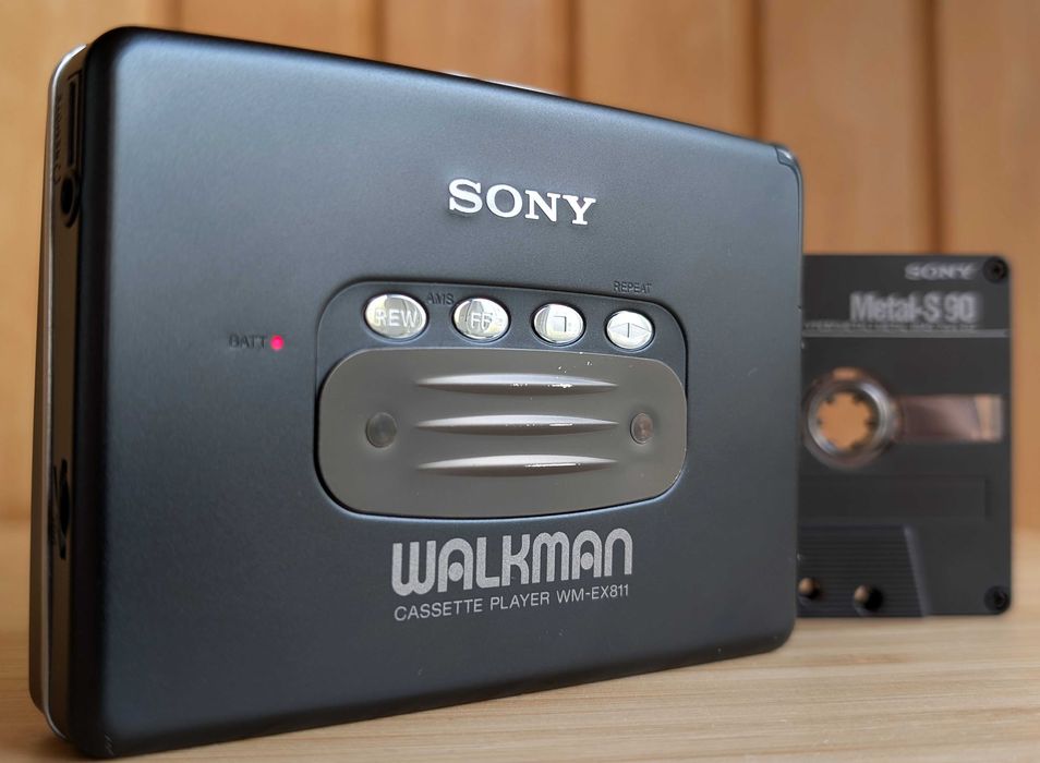 Касетний плеєр Sony Walkman WM-EX 811. Надтонкий та стильний