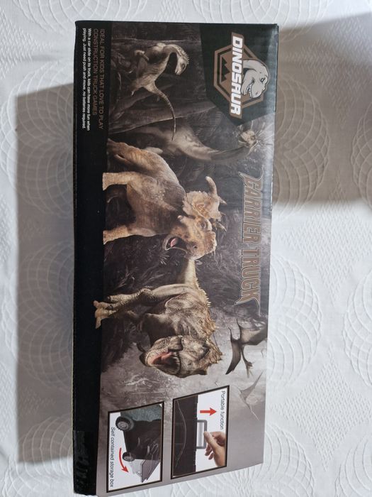 Camião de dinossauro,  com 4 dinossauros dentro. Novo