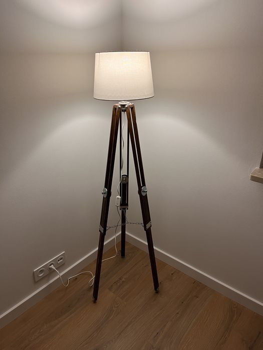 Lampa trójnożna regulowana