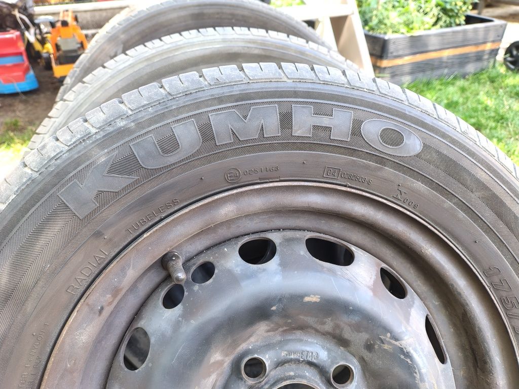 Komplet opon letnich wraz z felgami stalowymi 175/70/R13