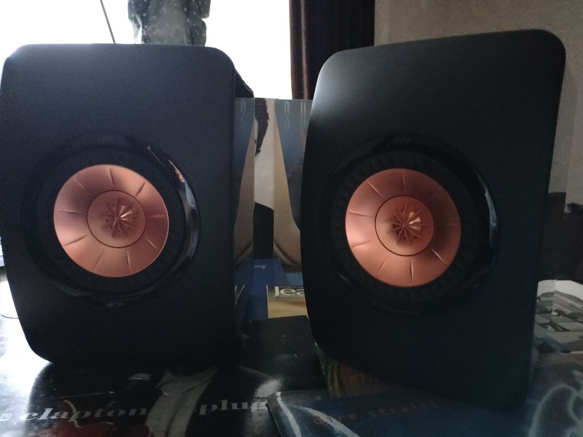 KEF LS50 - полочная HI-FI акустика