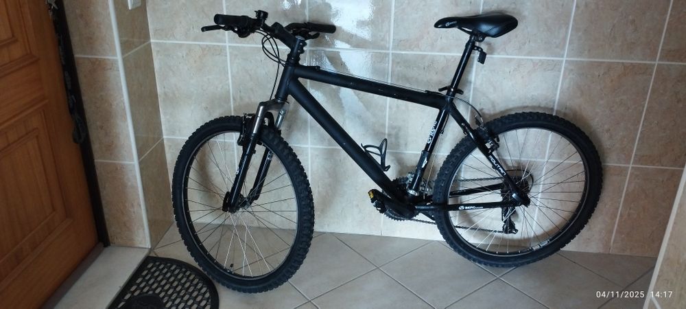 Bicicleta BTT toda restaurada. Em Loulé.