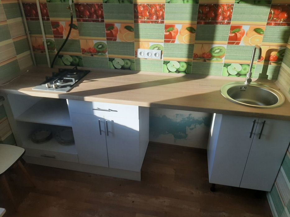 Кухонная мебель, газовая плита, мойка, смеситель.