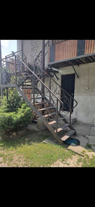 Продається квартира з прибудовою  та огородженою територією