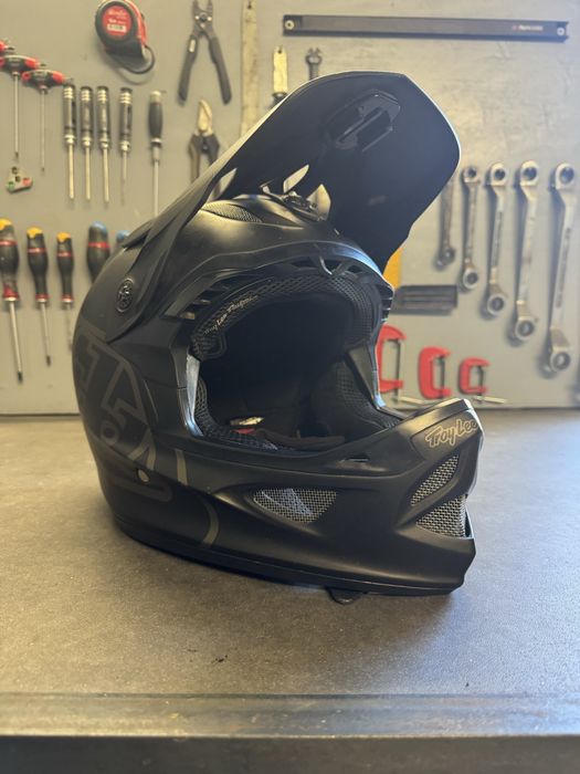 Vendo troy lee d3 como novo