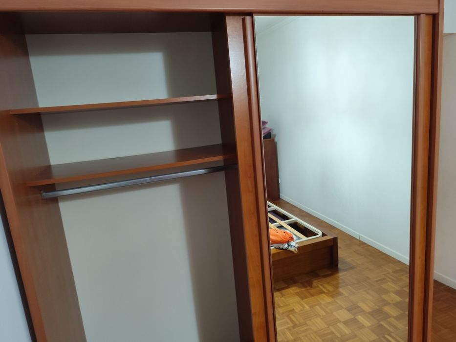 Quarto completo (cama, cómoda, 2mesas de cabeceira e roupeiro)