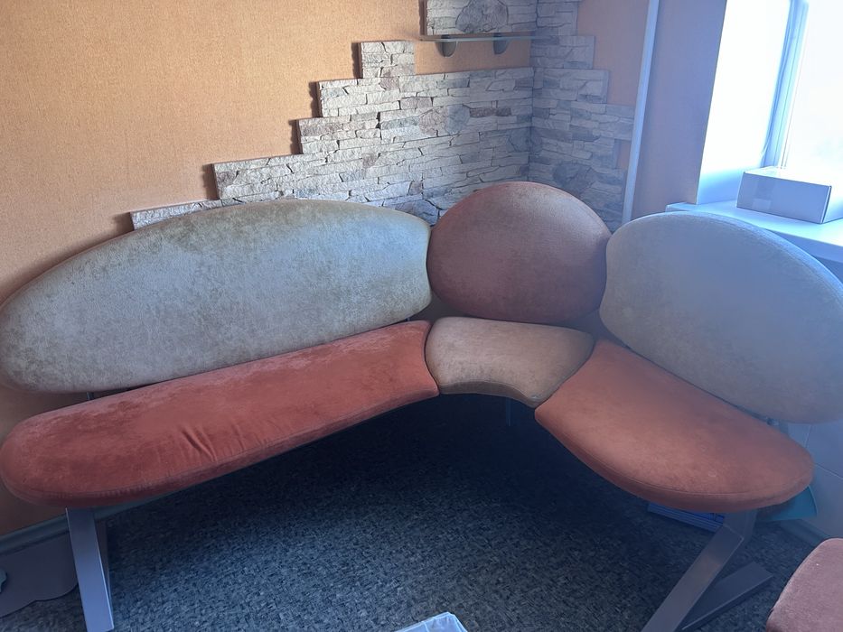 Мякий кухонний куток зі столом та двома табуретами