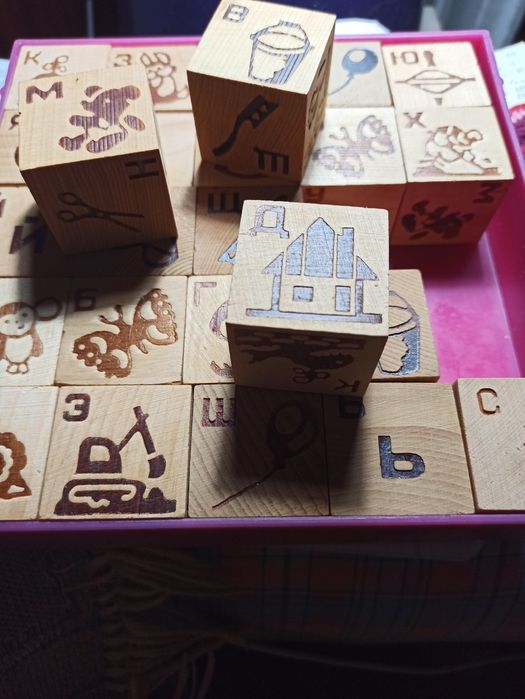 Абетка на дерев'яних кубиках з випаленням, часів СРСР  .