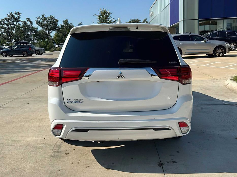 Mitsubishi Outlander      2020