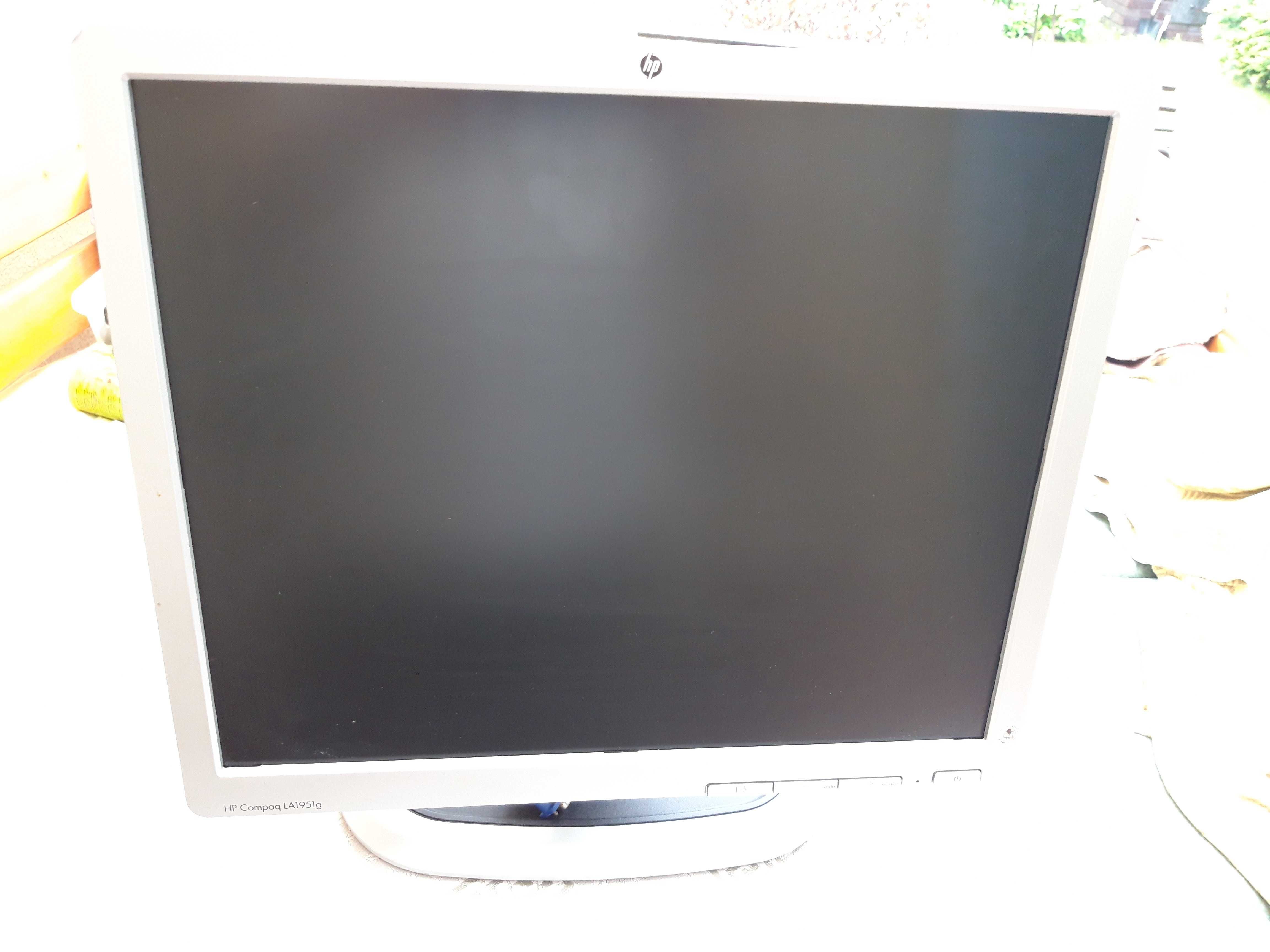 monitor hp 19 w dobrym stanie