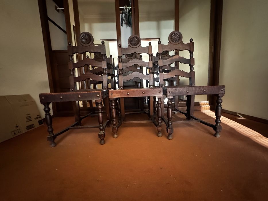 6 Cadeiras antigas trabalhadas e com acento de couro