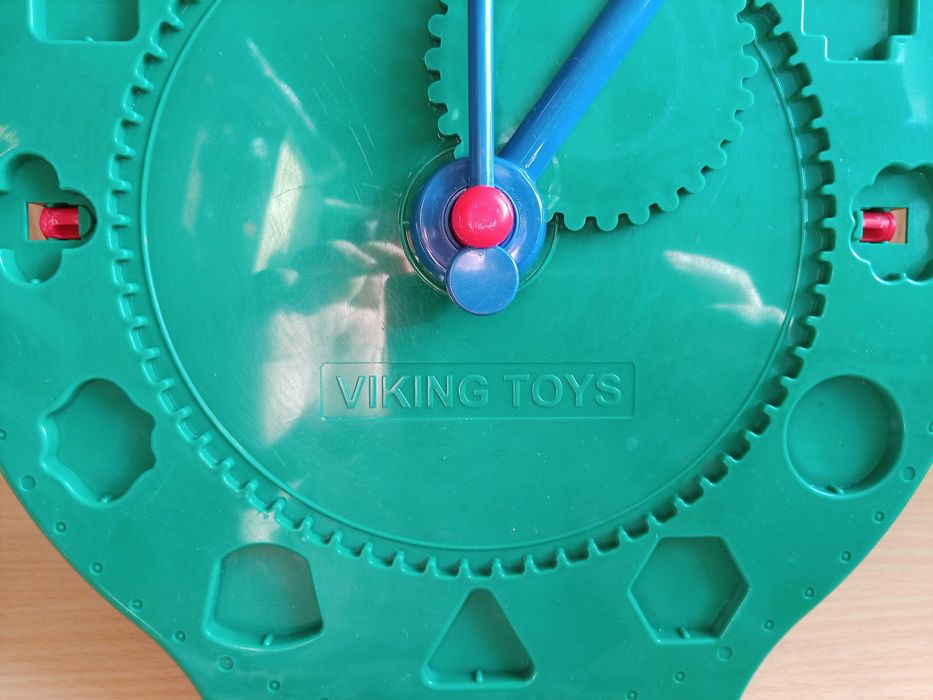Часы сортер "Viking toys", диаметр 28,5 см (цвет, форма, цифры, время)