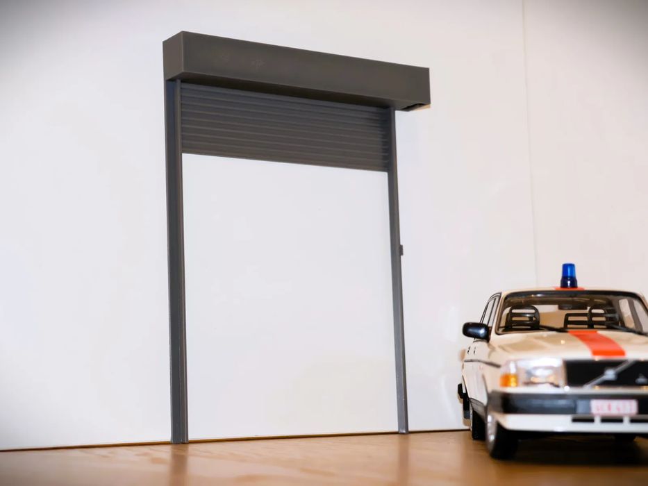 Portão de Garagem Aberto 1:18