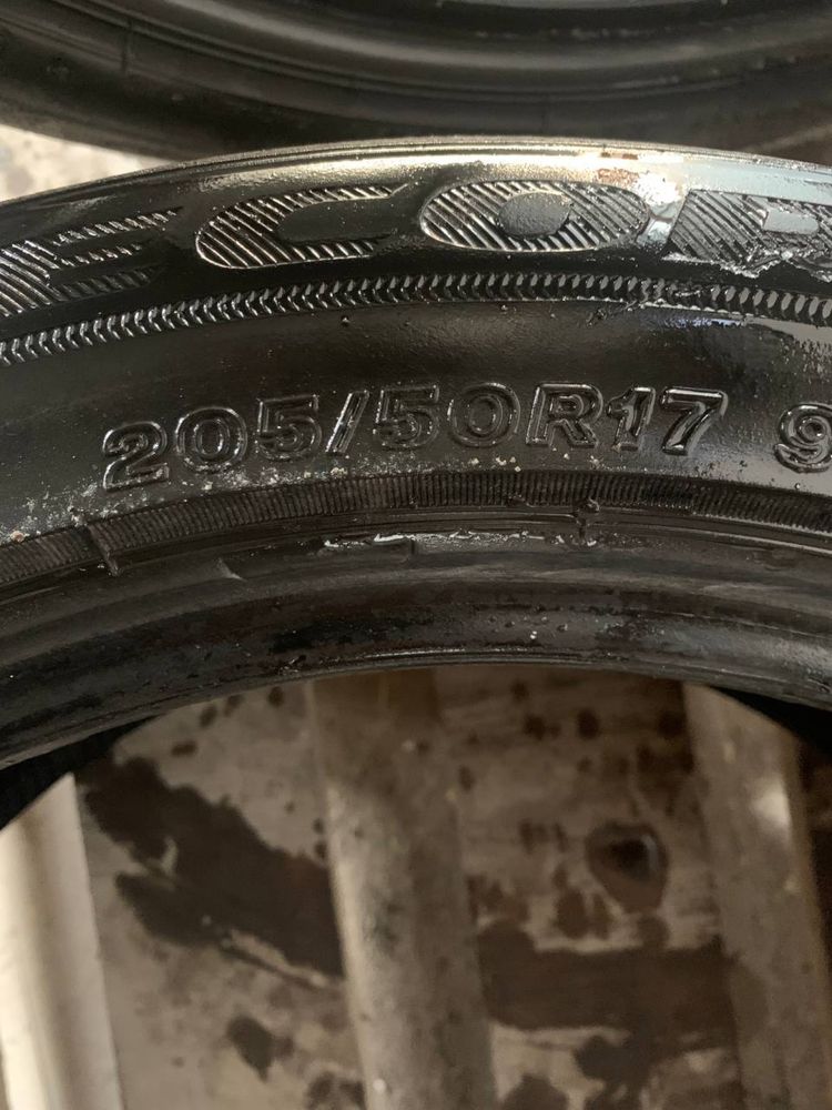 Продам летнюю пару резины Bridgestone 205/50/17