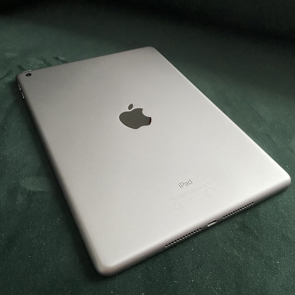 iPad, Wi-Fi, 32 GB - space grey + etui