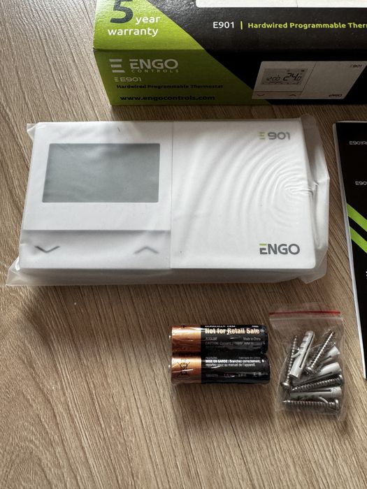 Przewodowy regulator temperatury Engo E901.