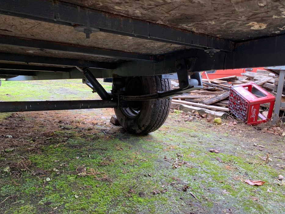 Przyczepka na resorach i amortyzatorach