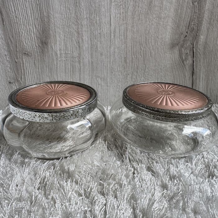 Szklane miseczki z przykrywkami
