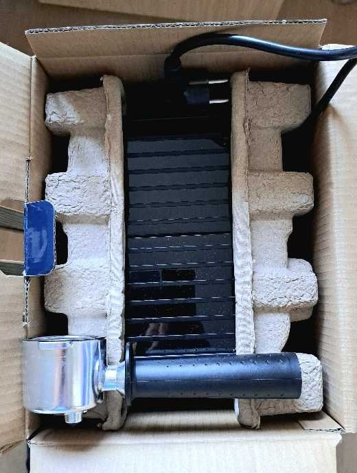 Ekspres ciśnieniowy do kawy DeLonghi EC235.BK nieużywany
