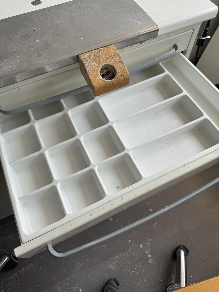 Mesa para protése dentaria com 2 postos de trabalho com 2 cadeiras
