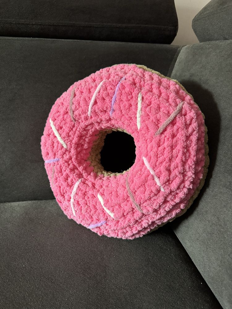 Różowa poduszka w kształcie donuta