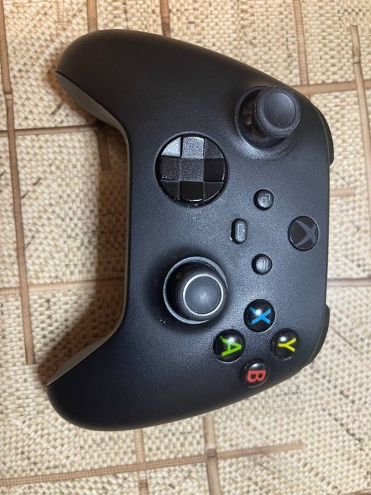 Xbox Series S з чорним геймпадом та гарнітурою