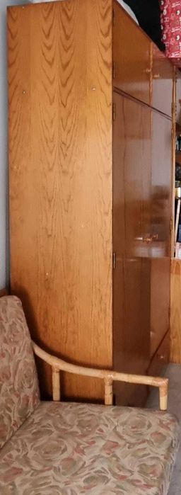 Armário, sofá e mesa de cozinha