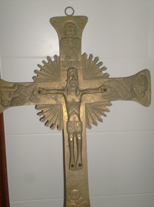 Grande Cruz em metal artesanal