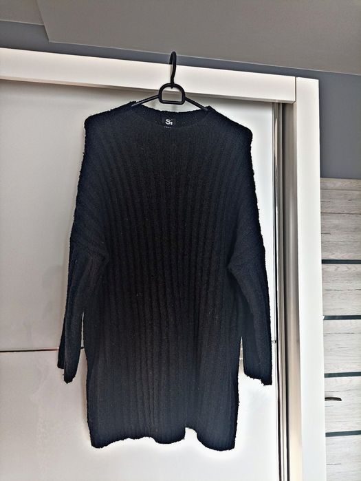 Długi czarny sweter Sinsay