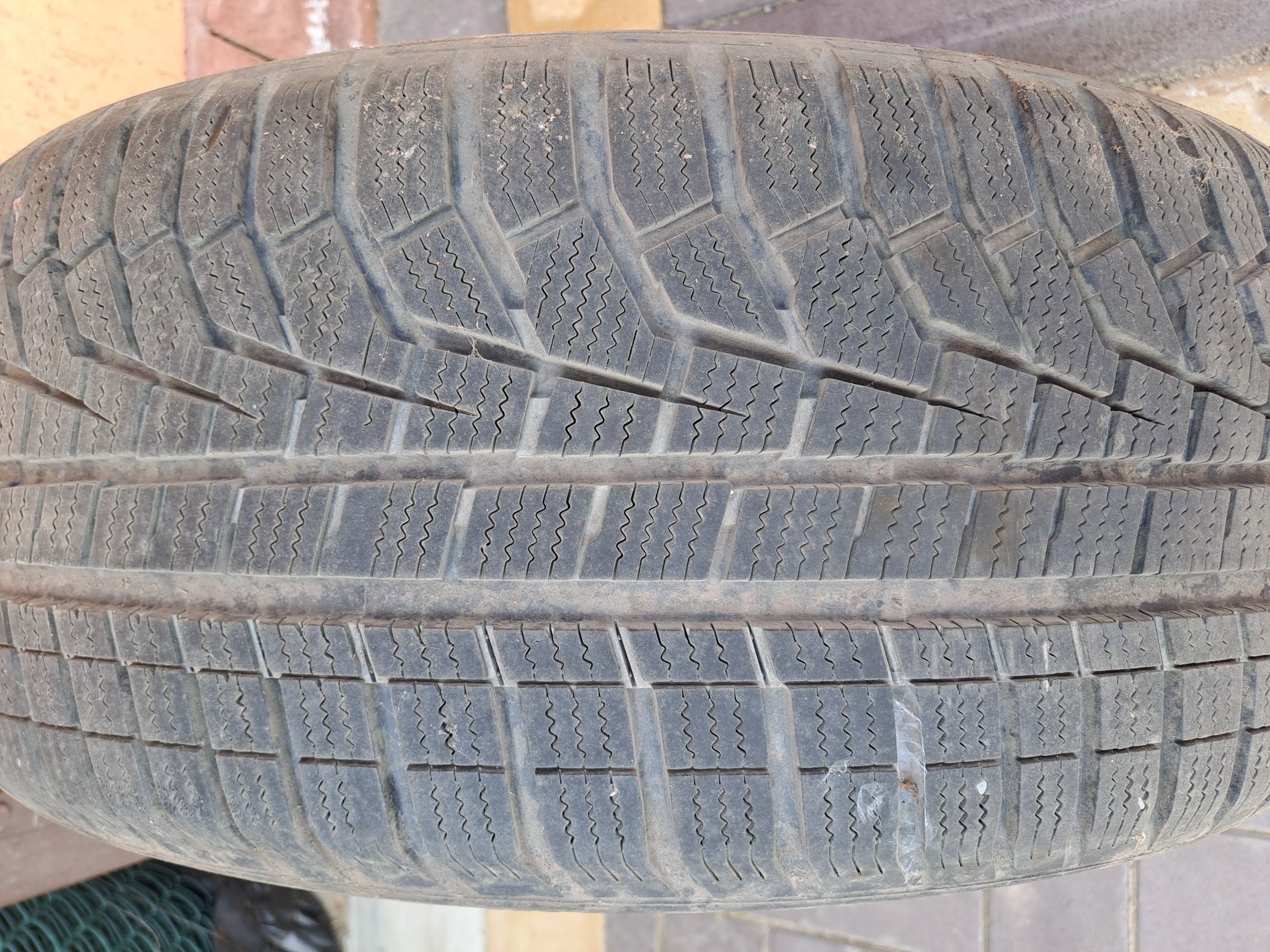 Продам шини 225/50R18