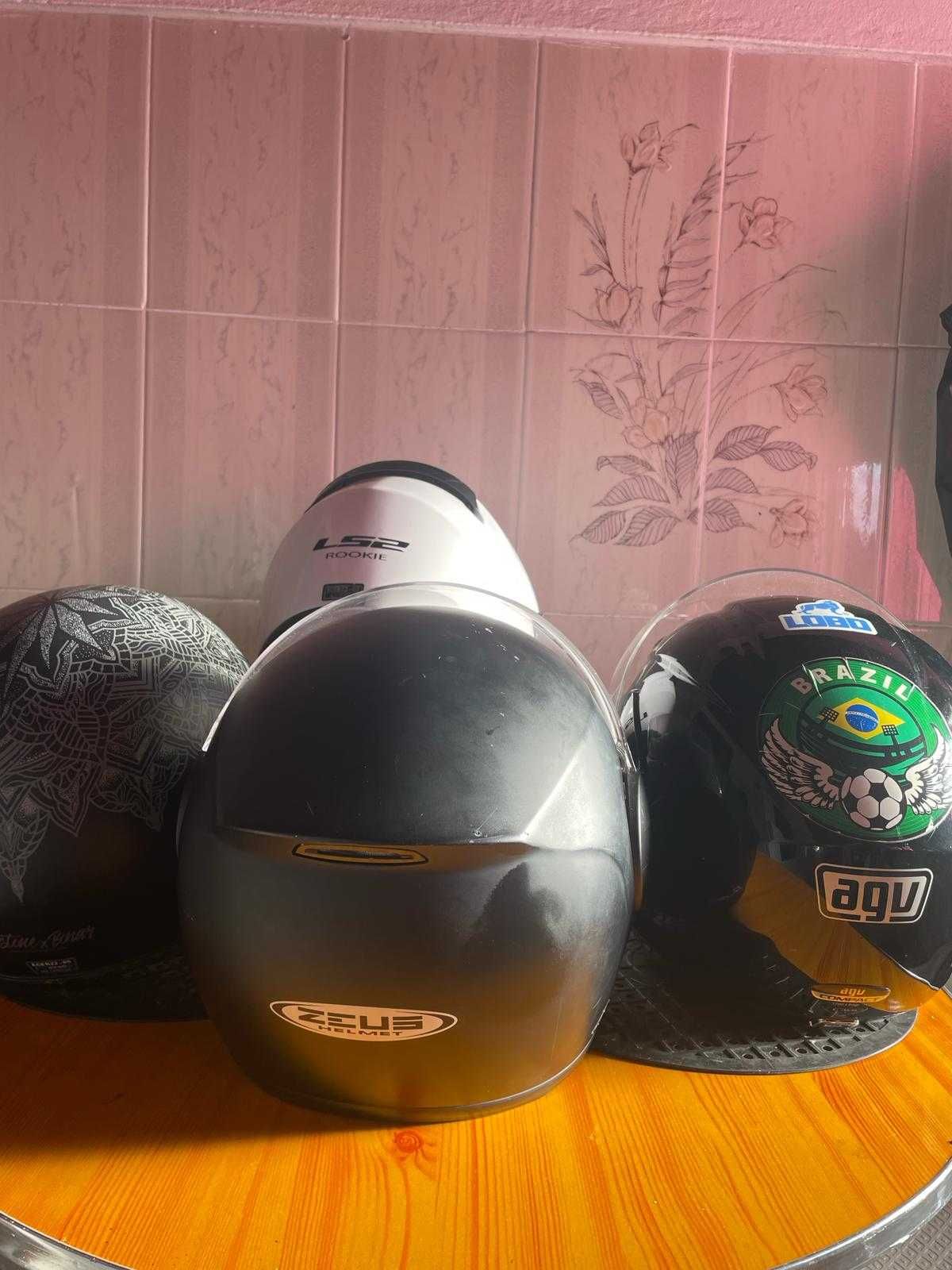 Vendo 4 capacetes, em bom estado!