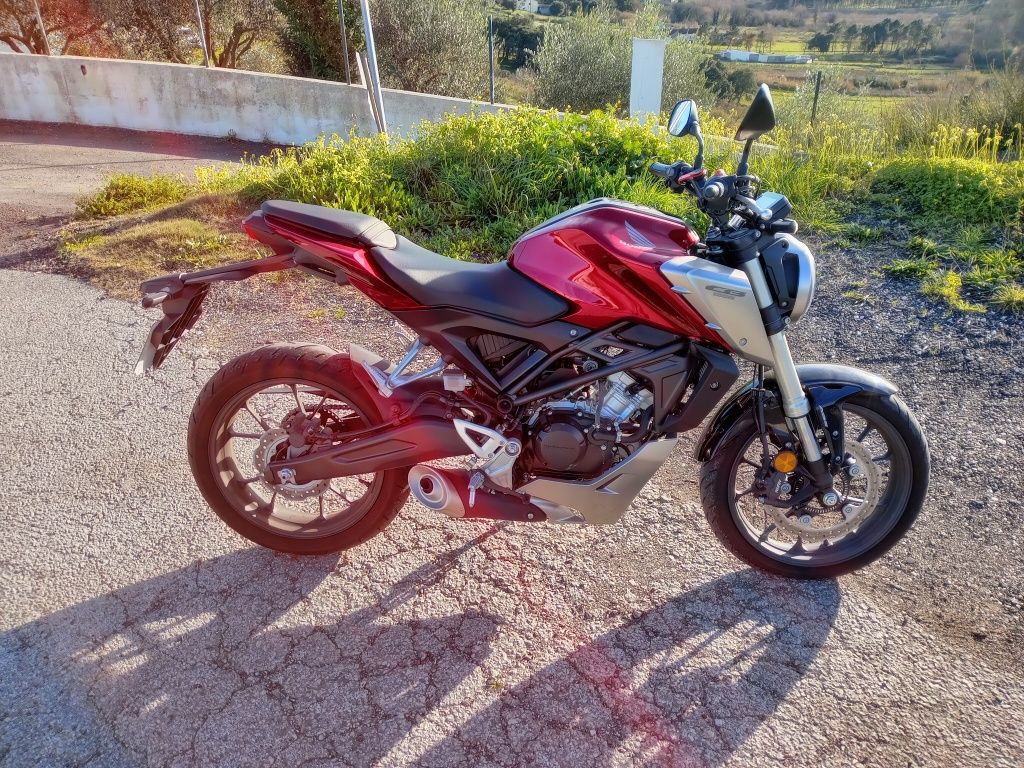 Vendo mota Honda cb125r 1100km