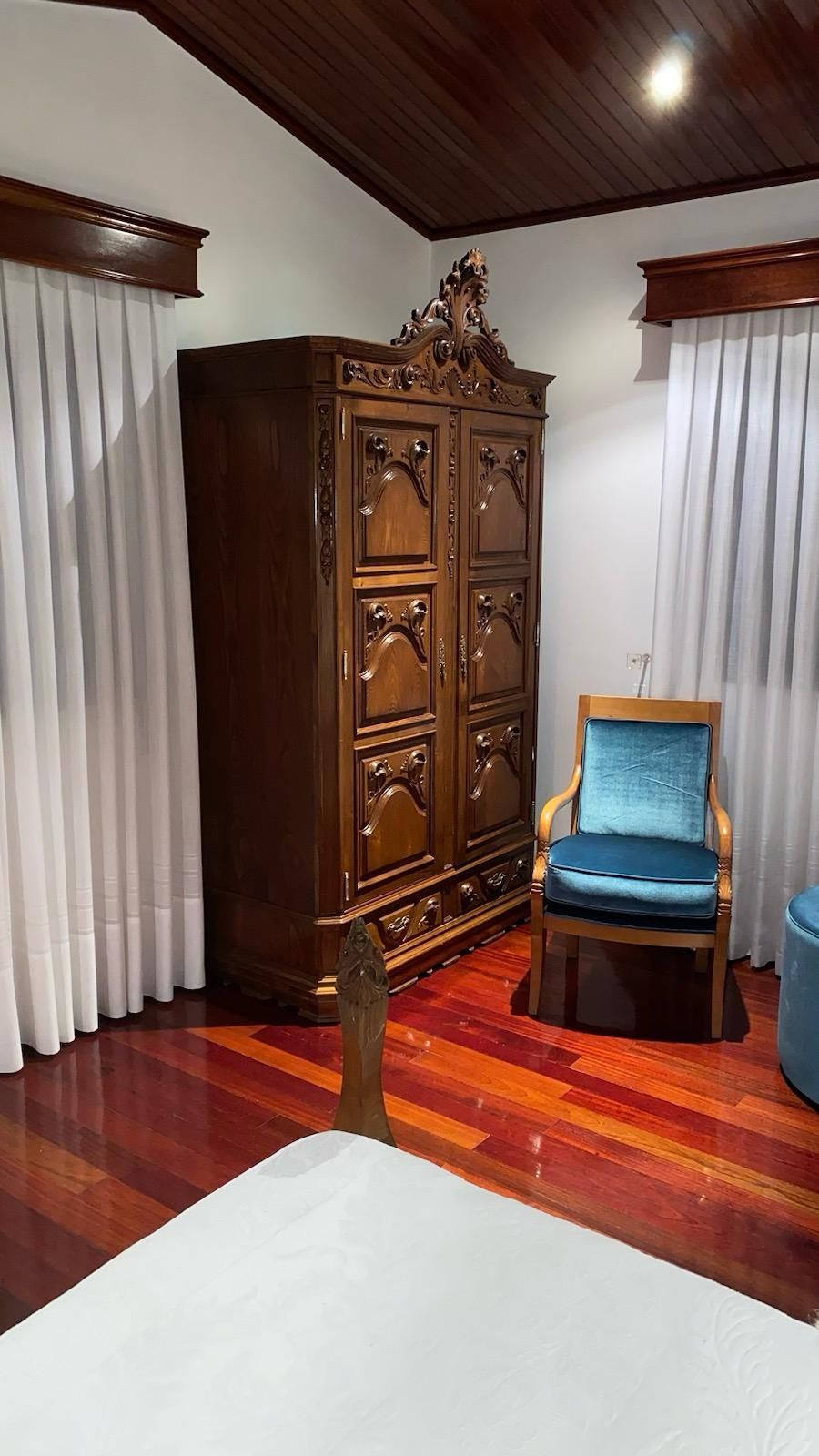 Quarto 2 camas, camiseiro, escrivaninha e roupeiro de 2 portas