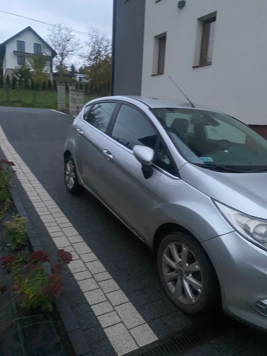 Ford fiesta MK7 uszkodzony lewy bok