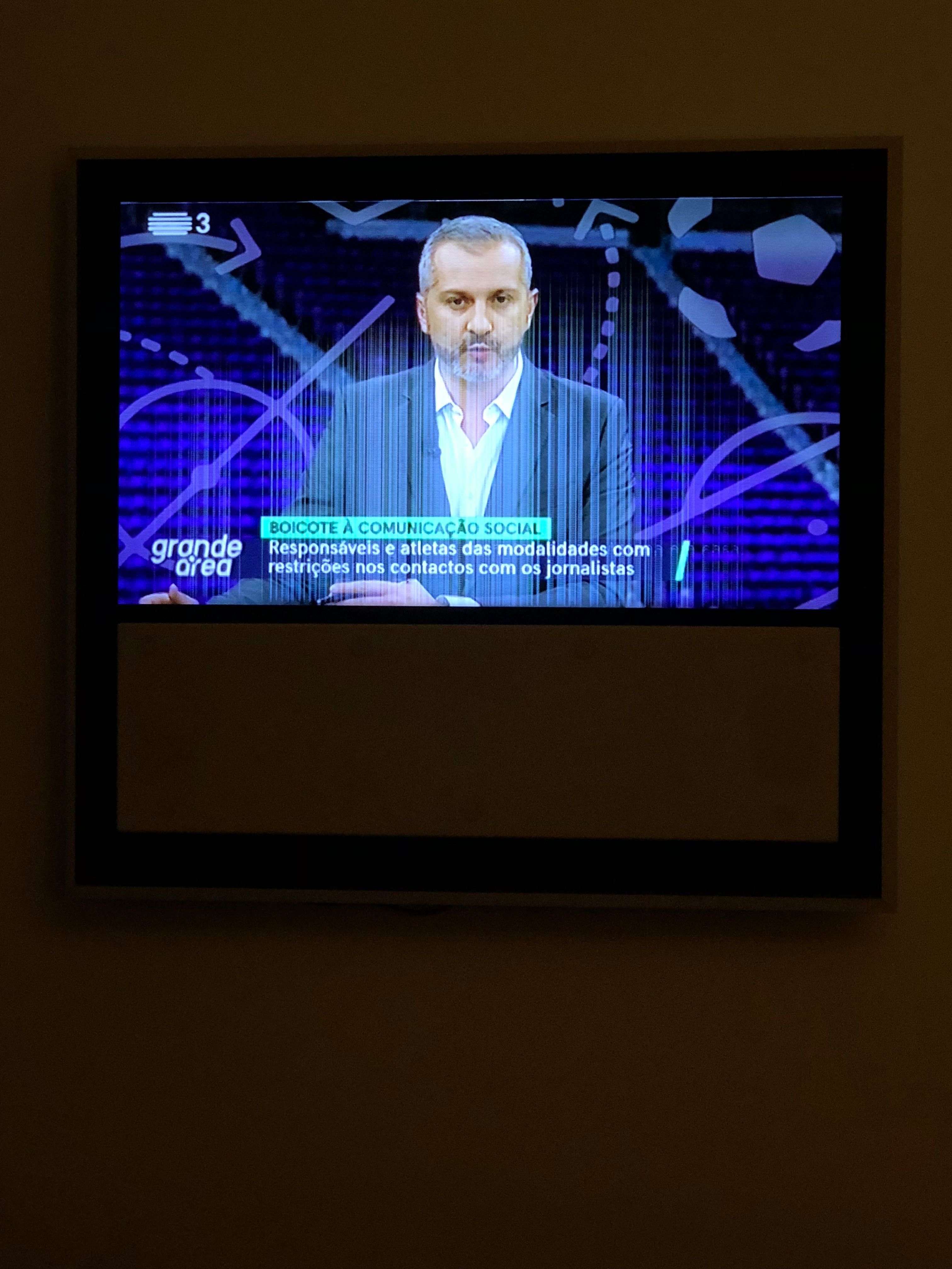 Bang & Olufsen BEOVISION 10-32 na caixa com defeito