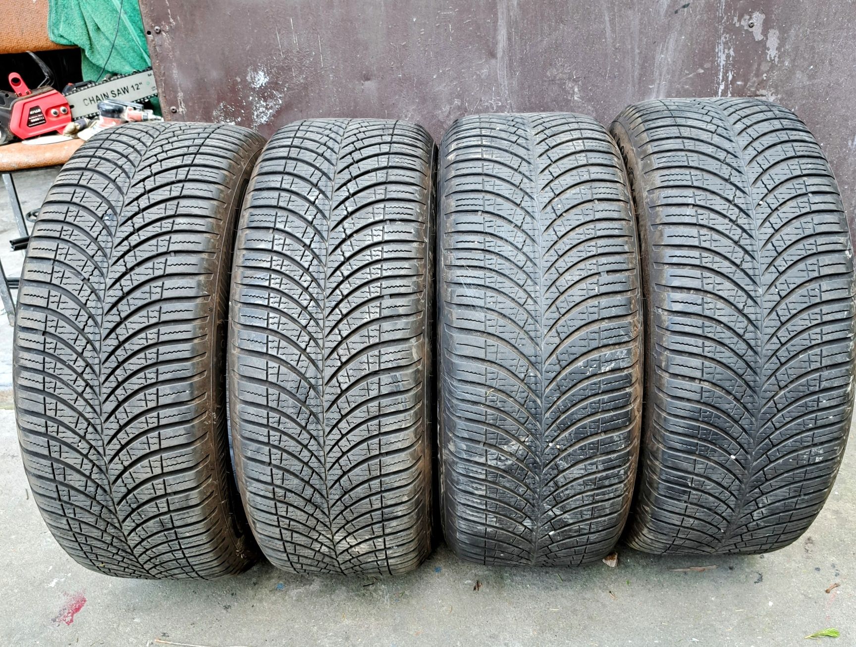 Opony całoroczne R17 235/55/17 Goodyear vector 4seanson