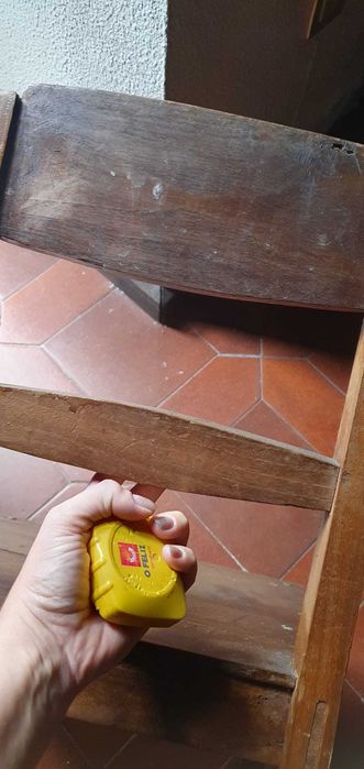 Cadeira antiga em madeira maciça, resistente e estável.