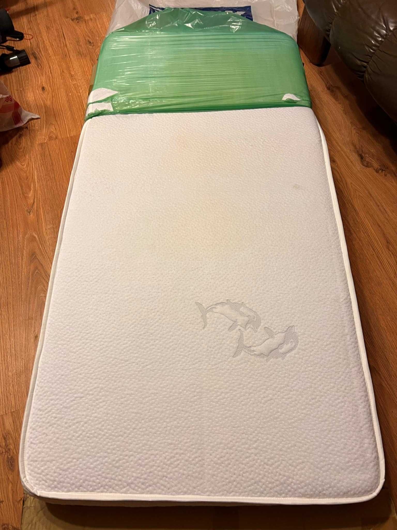 Łóżeczko dziecięce i materac, 0-4 lata. Wym. 120x60 cm.