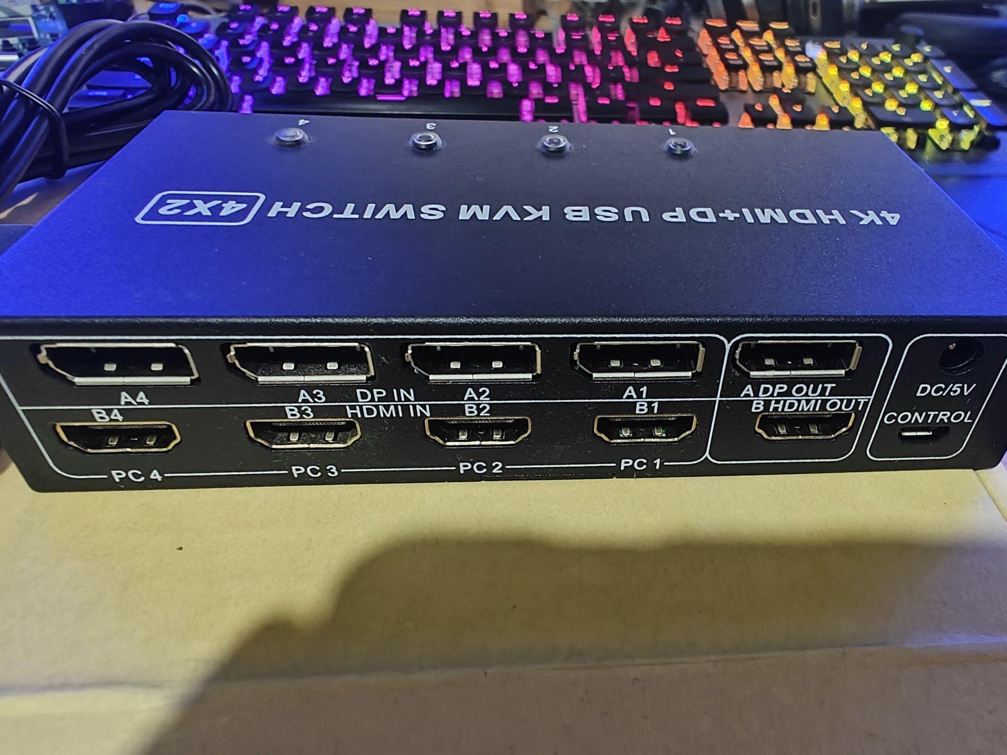 KVM do HDMI 4x2 jak nowy z zasilaczem i pilotem do zmieniania