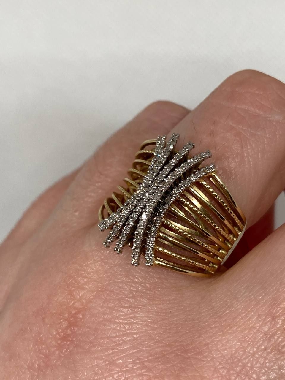 Золотой перстень с бриллиантами.  Кольцо с бриллиантами.