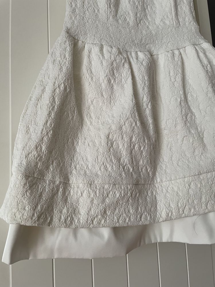 Biała sukienka kość słoniowa na szelkach elegancka imprezowa