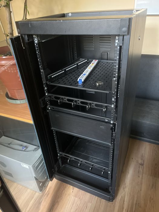 Продаємо серверну шафу зі скляними даерцятами б/в. 600*680*1400 шгв