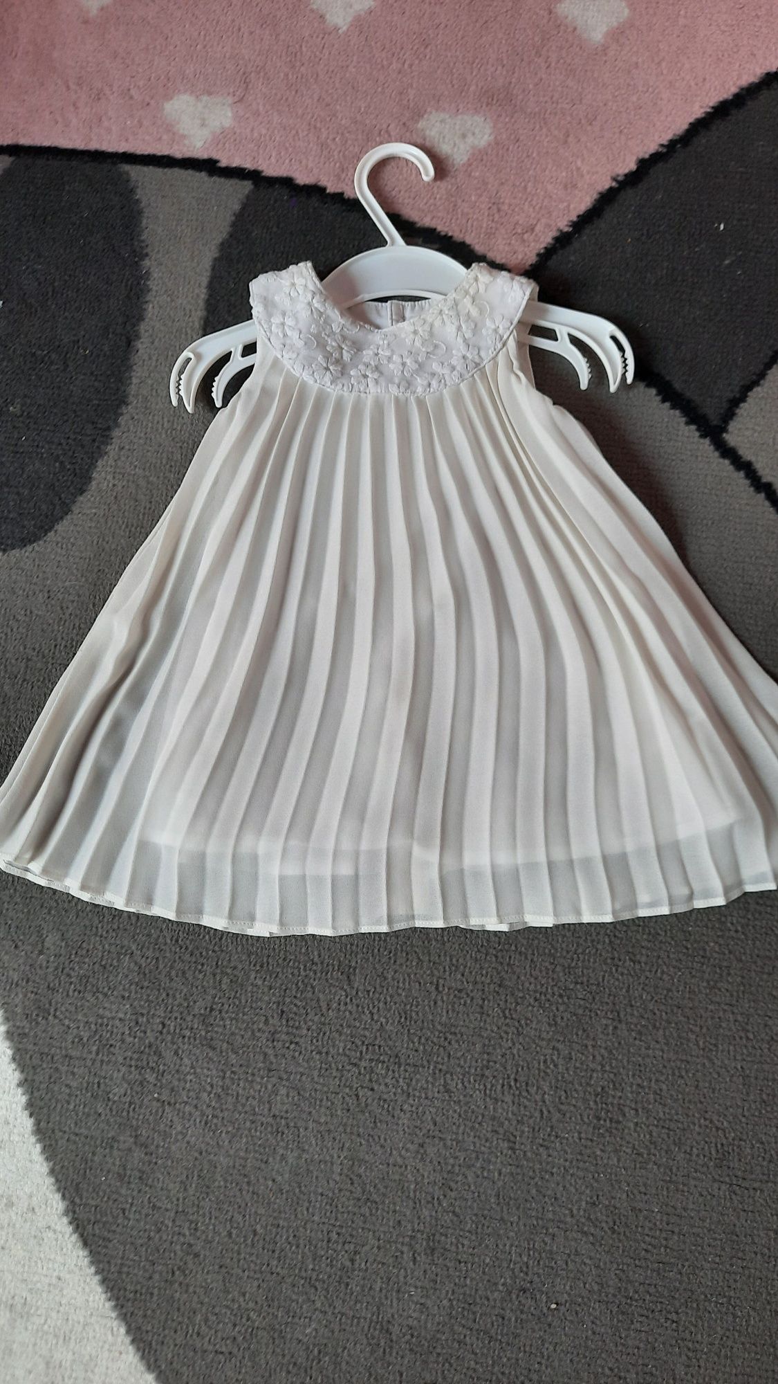 Plisowana biała kremowa sukieneczka 3-6msc 62-68