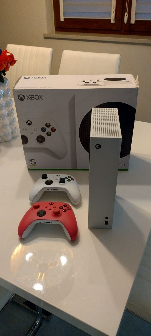 XBOX Series S + 2 pady